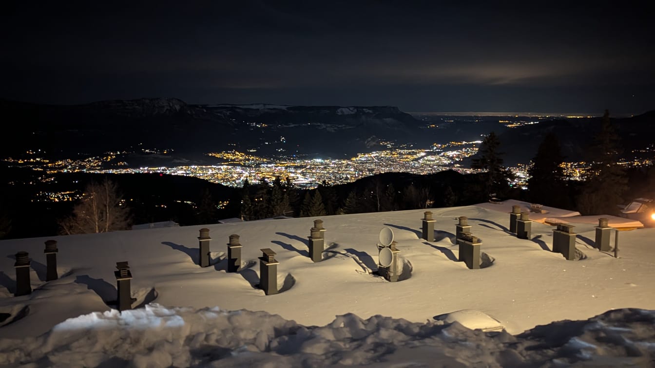 Vue de nuit sur Grenoble au pied de l'appartement